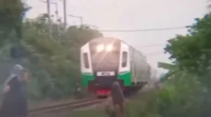 KERETA DIHADANG OLEH MASYARAKAT SIDOARJO